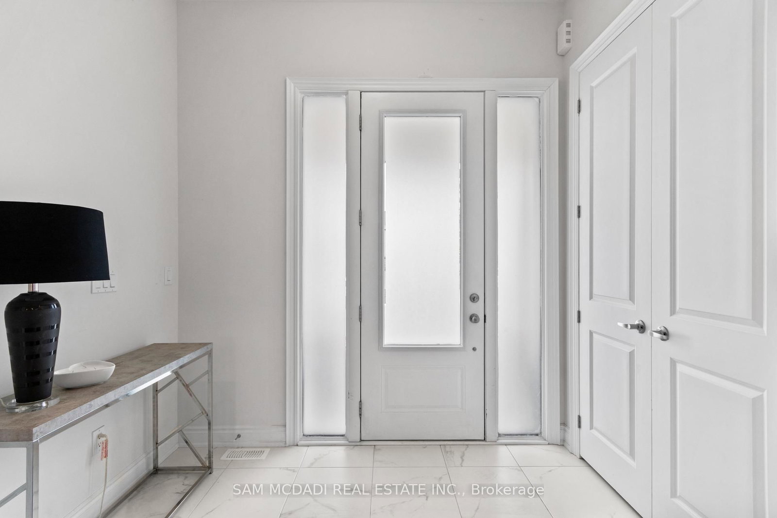 99 Black Walnut Court • Aurora, ON photo 5