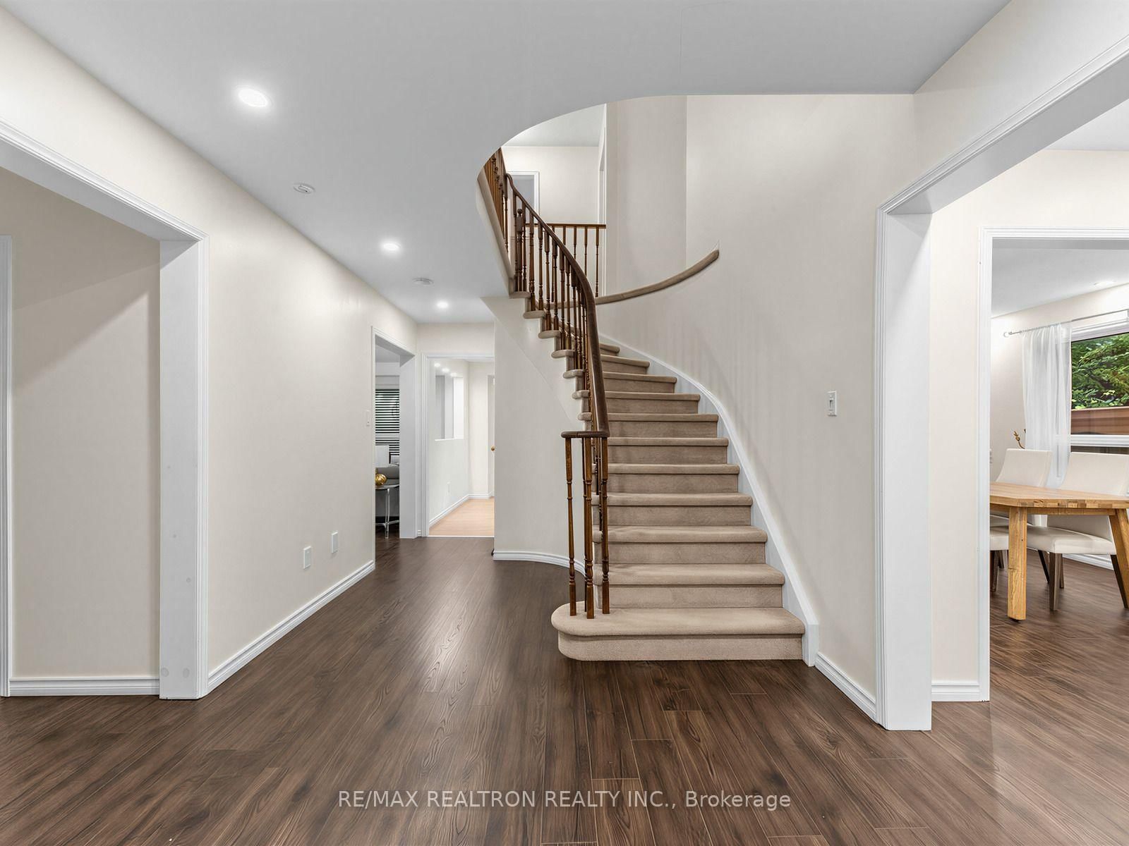 328 Salisbury Lane • Newmarket, ON photo 10