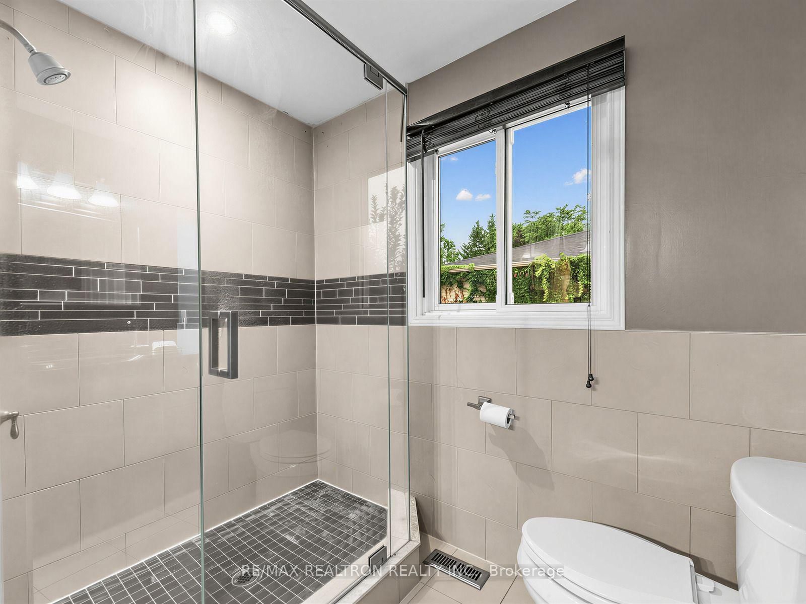 328 Salisbury Lane • Newmarket, ON photo 12