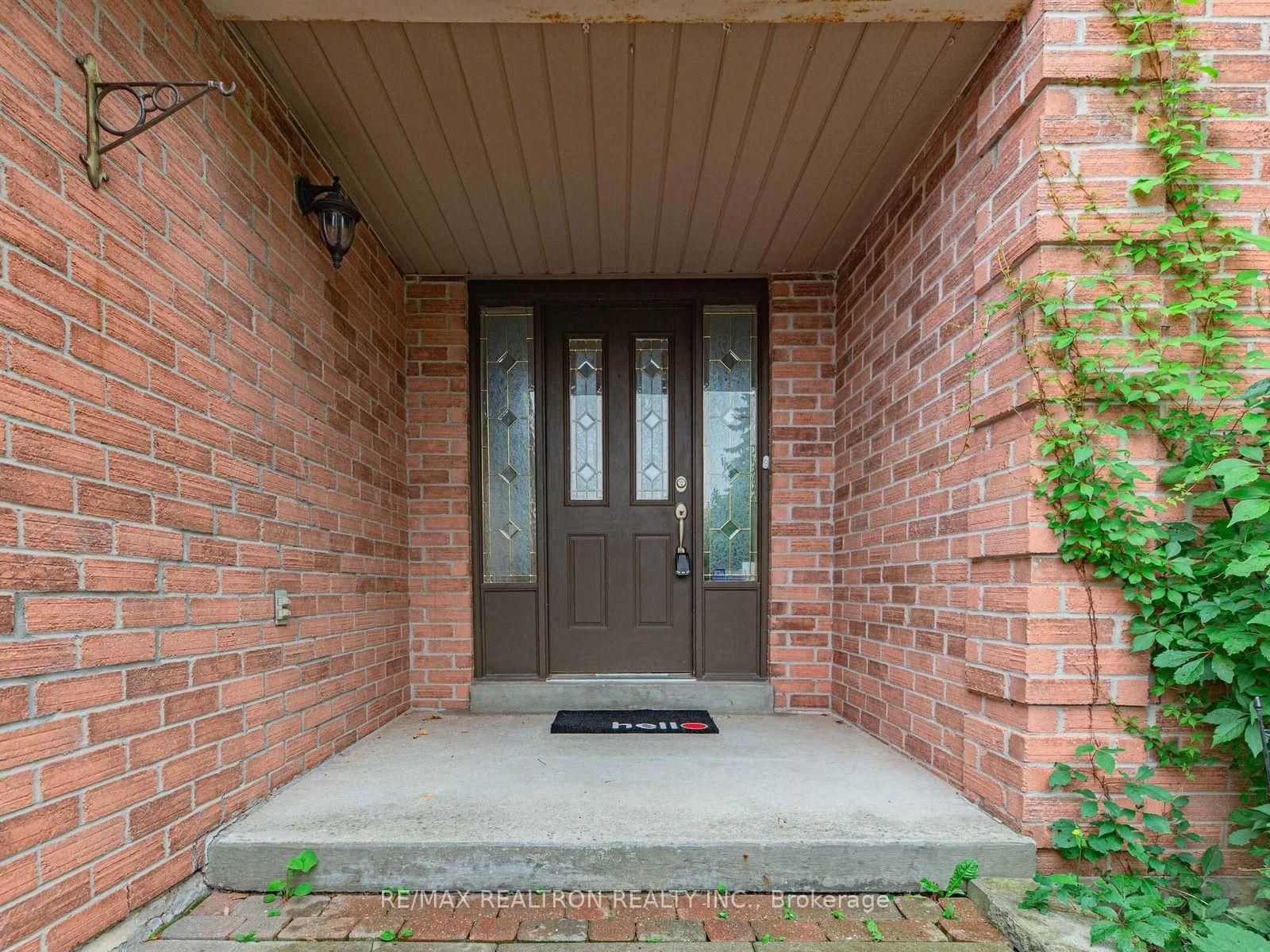 328 Salisbury Lane • Newmarket, ON photo 2