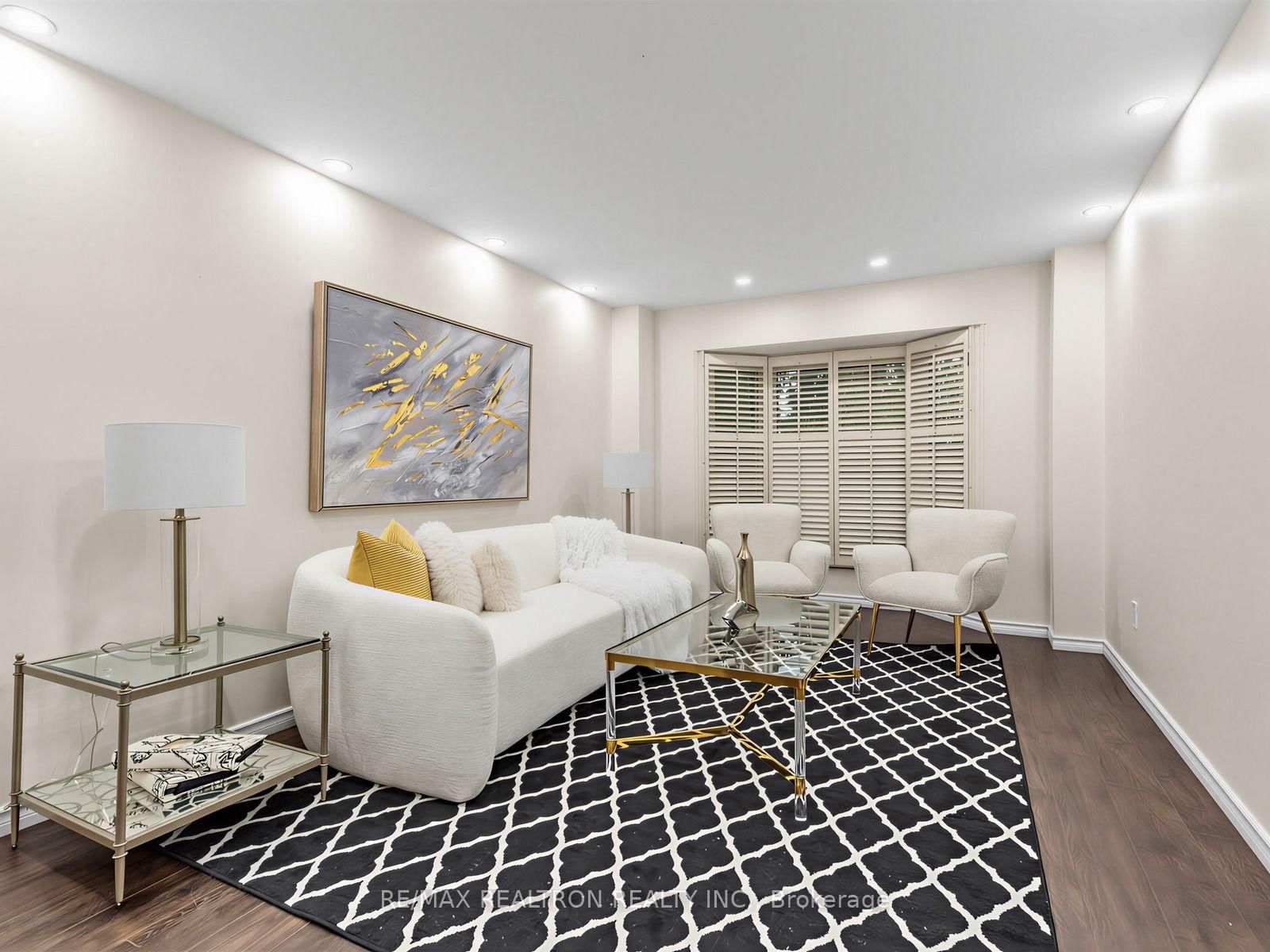 328 Salisbury Lane • Newmarket, ON photo 4