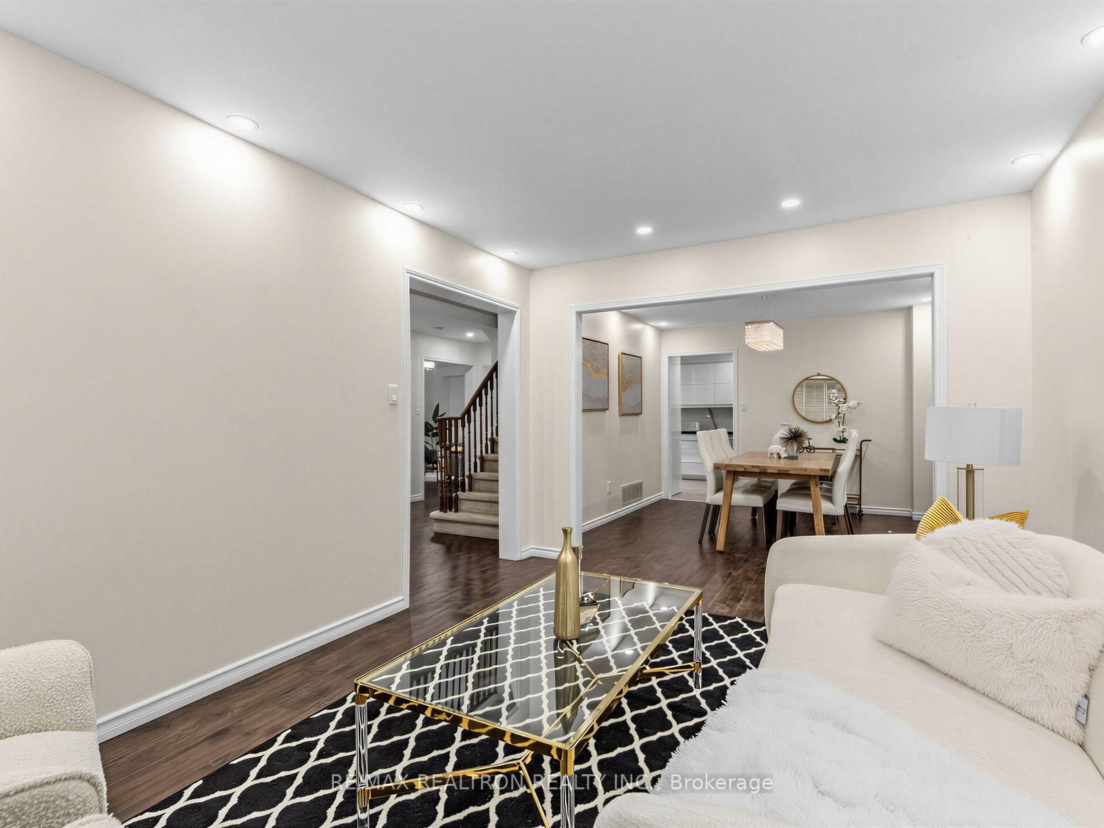 328 Salisbury Lane • Newmarket, ON photo 5