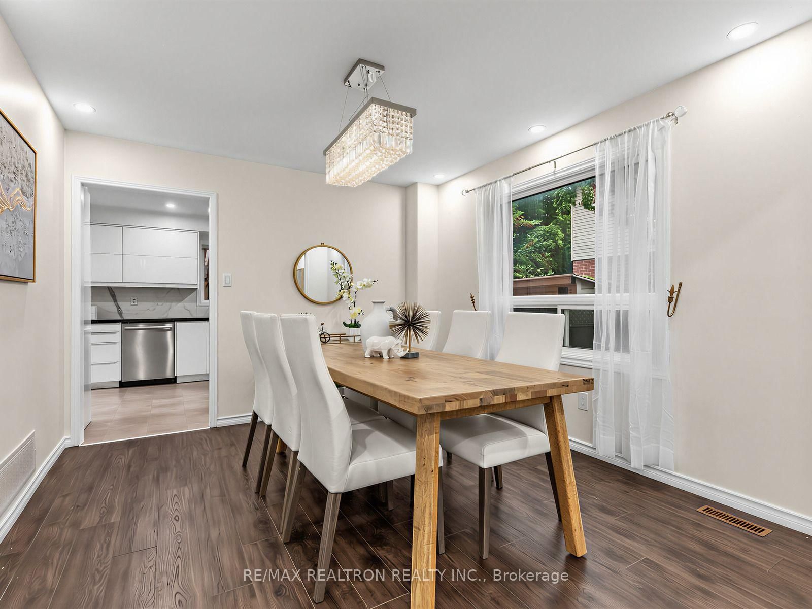 328 Salisbury Lane • Newmarket, ON photo 6