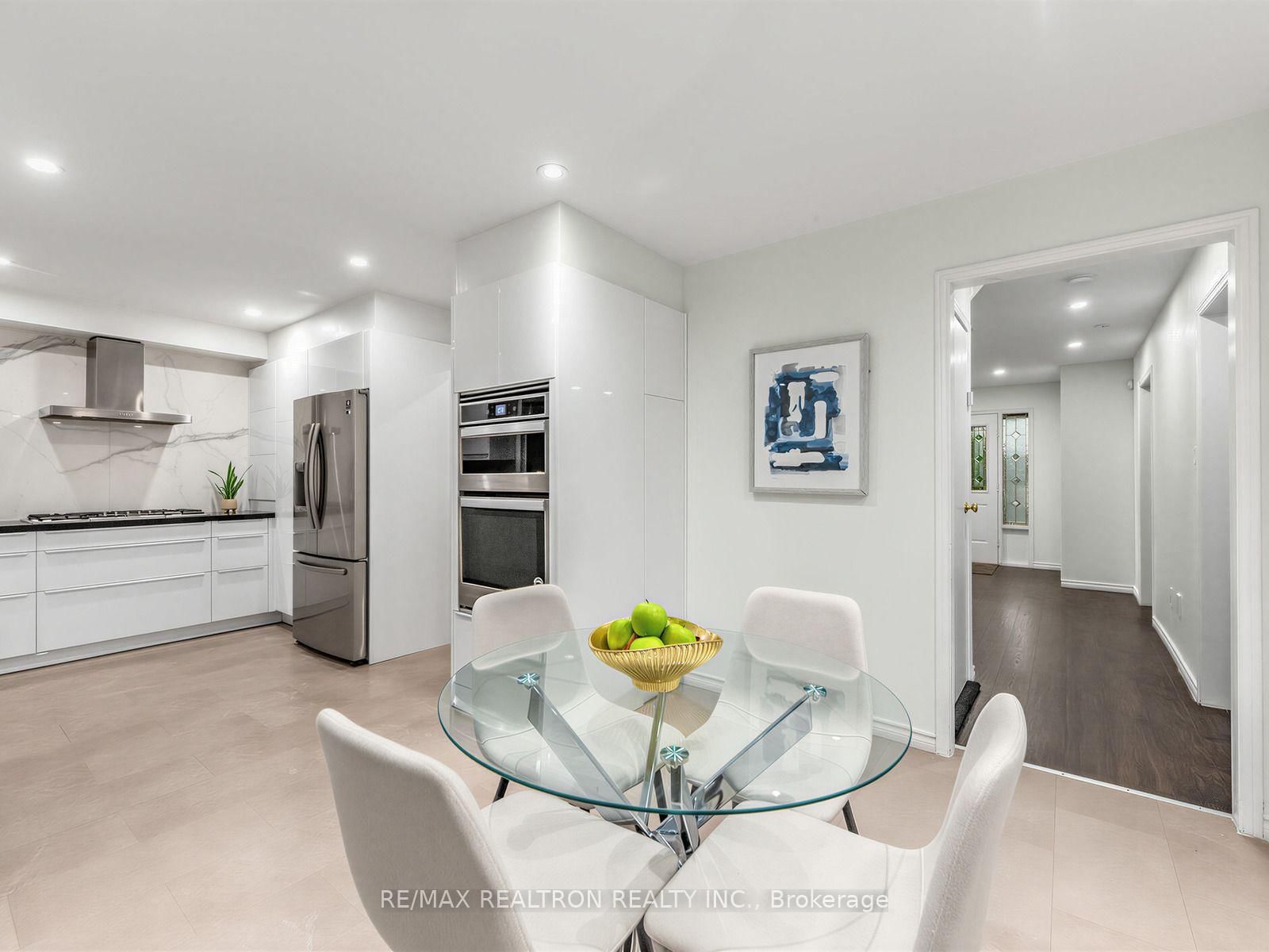 328 Salisbury Lane • Newmarket, ON photo 7