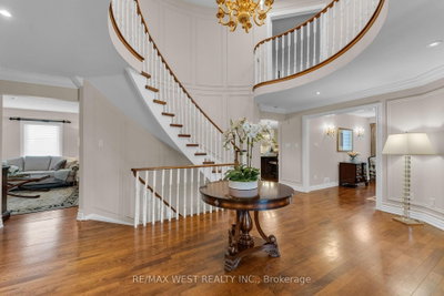 93 Fern Valley Crescent • Richmond Hill, ON photo 3