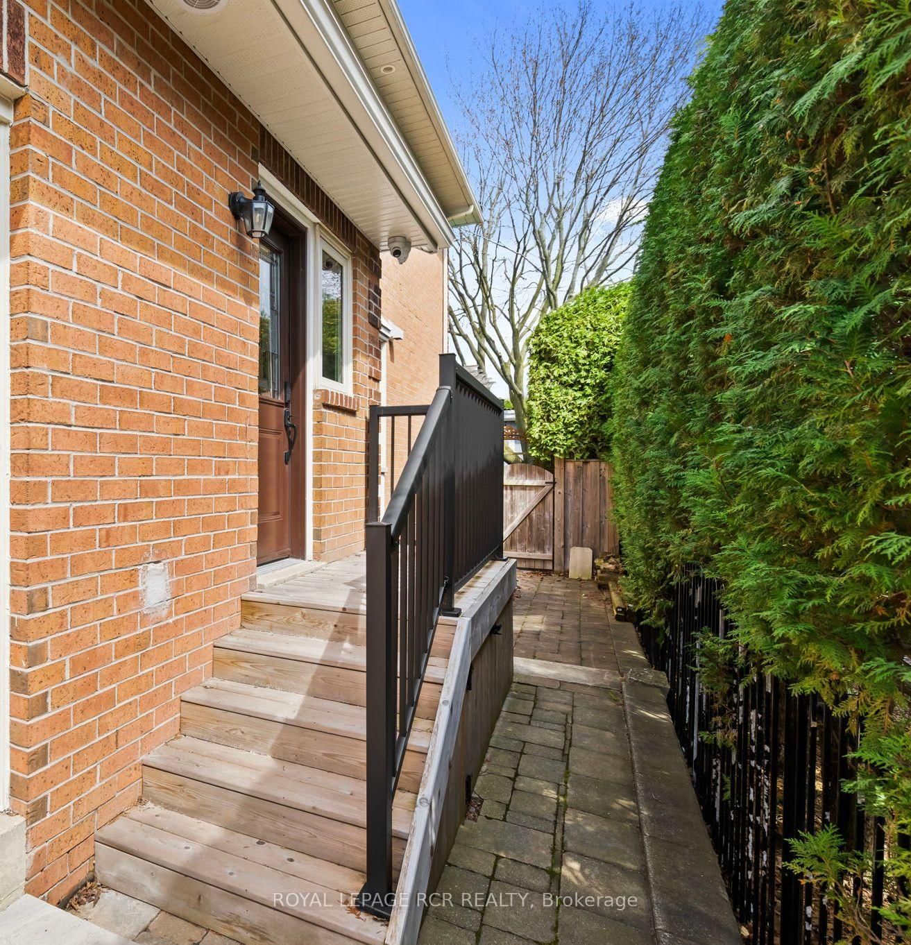 409 Alex Doner Drive • Newmarket, ON photo 33