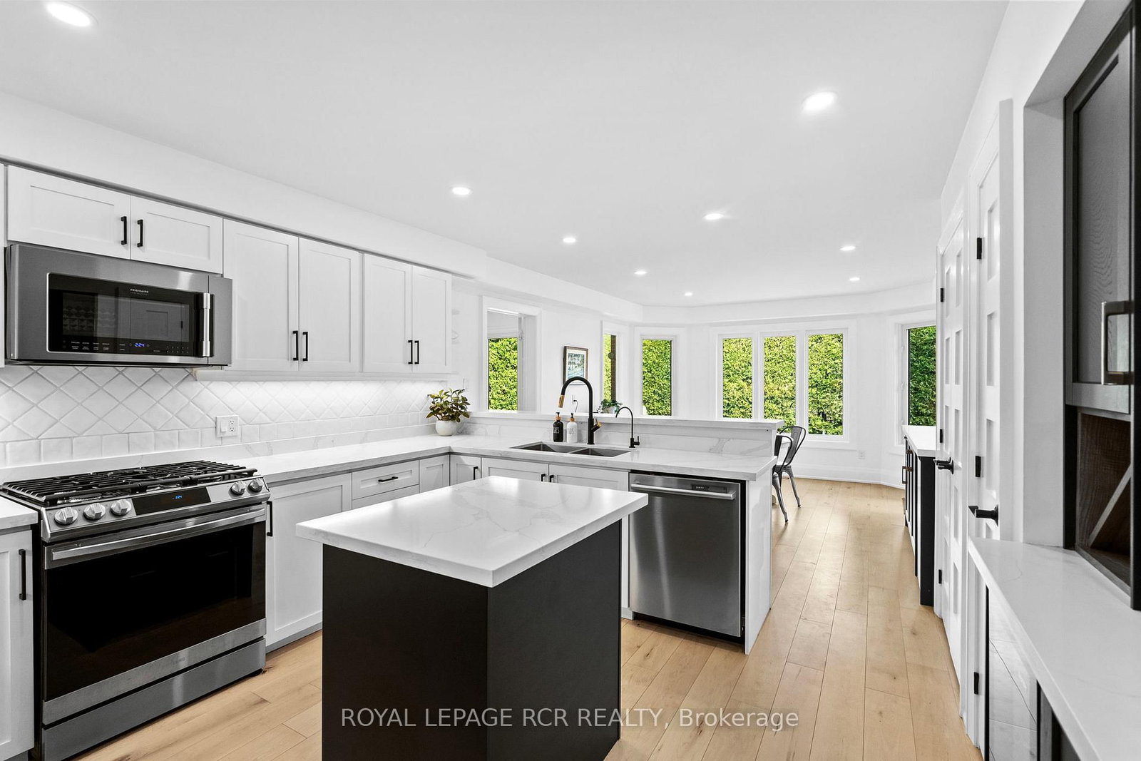 409 Alex Doner Drive • Newmarket, ON photo 9