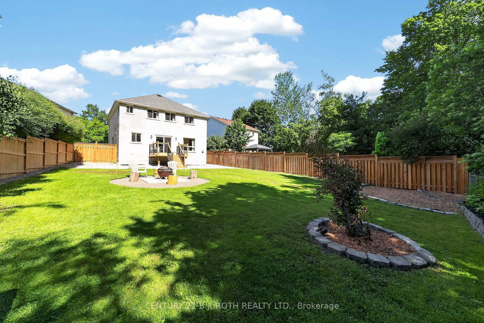 1077 CORRIE Street photo 7