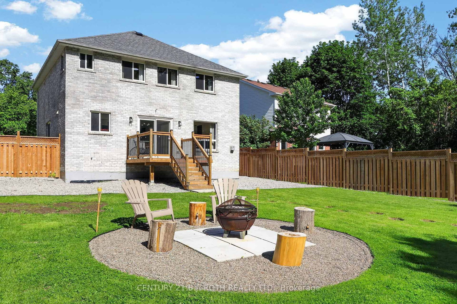 1077 CORRIE Street photo 8