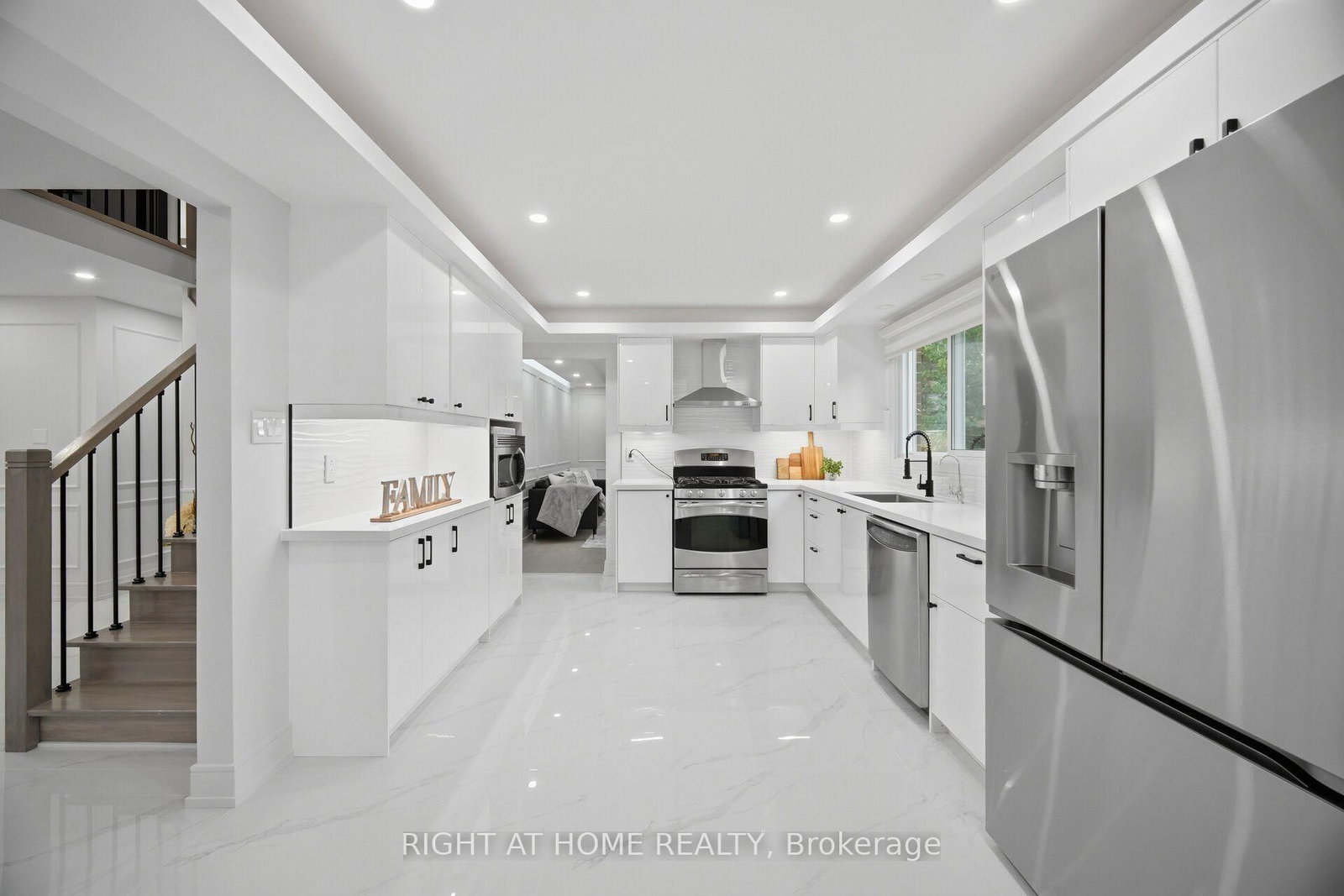 4 Simmons Crescent • Aurora, ON photo 11