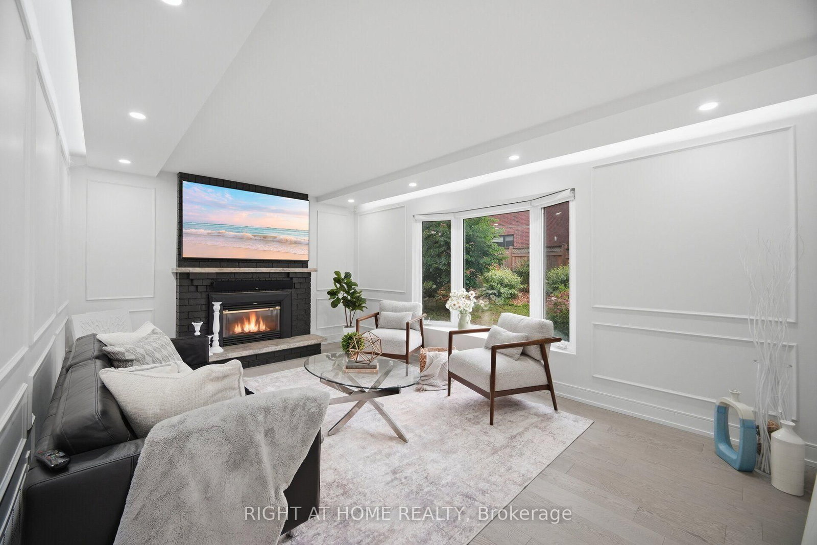 4 Simmons Crescent • Aurora, ON photo 2