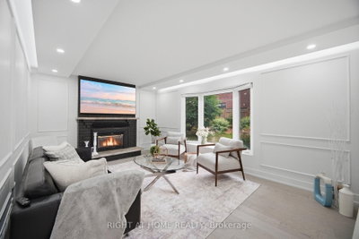 4 Simmons Crescent • Aurora, ON photo 2