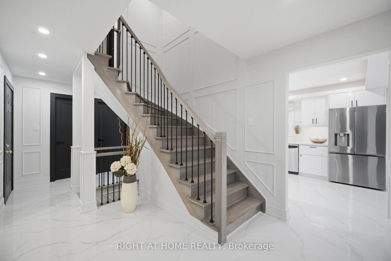 4 Simmons Crescent • Aurora, ON photo 3