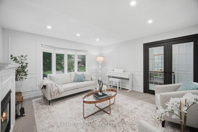 4 Simmons Crescent • Aurora, ON photo 4