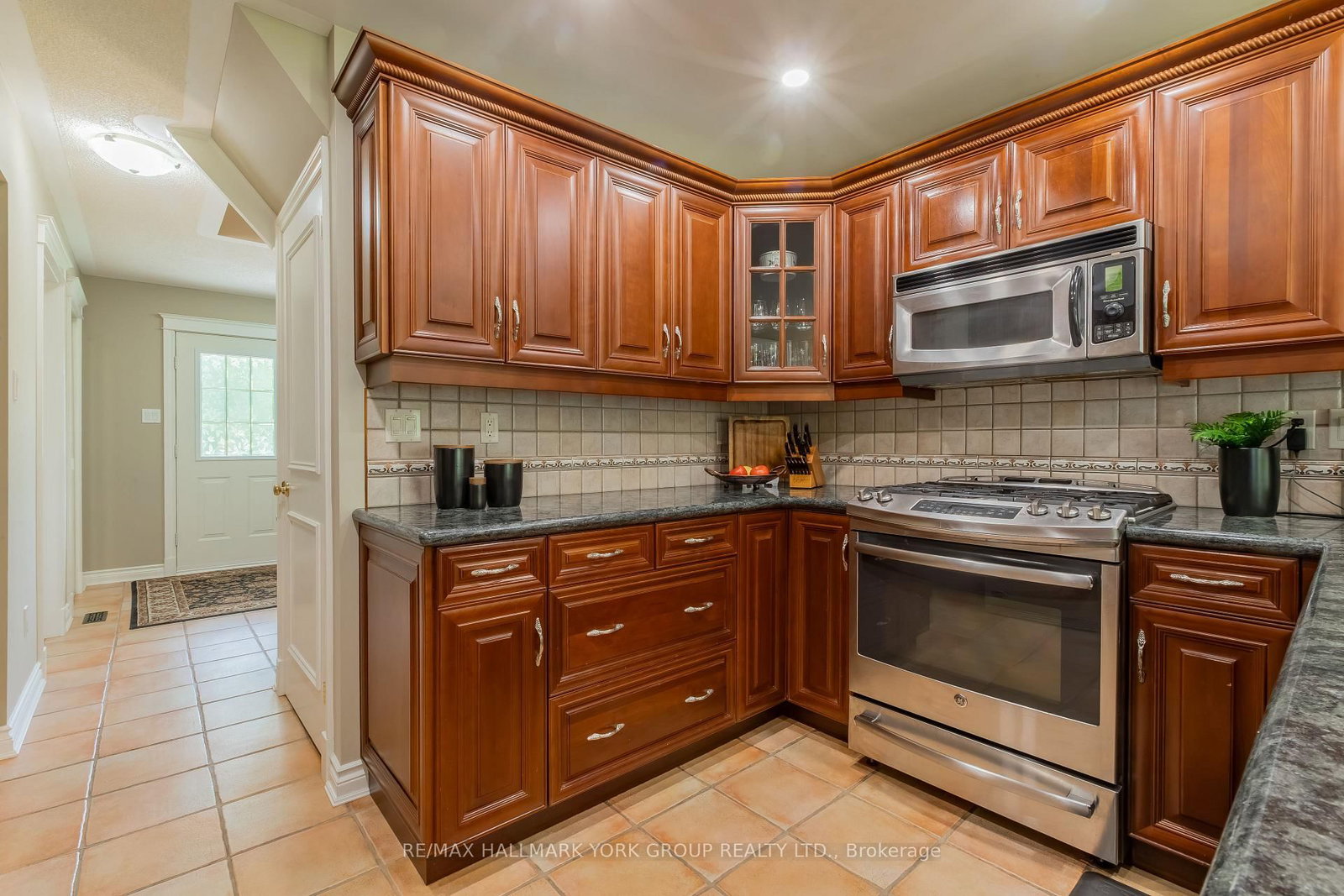 34 Amberglen Court • East Gwillimbury, ON photo 12
