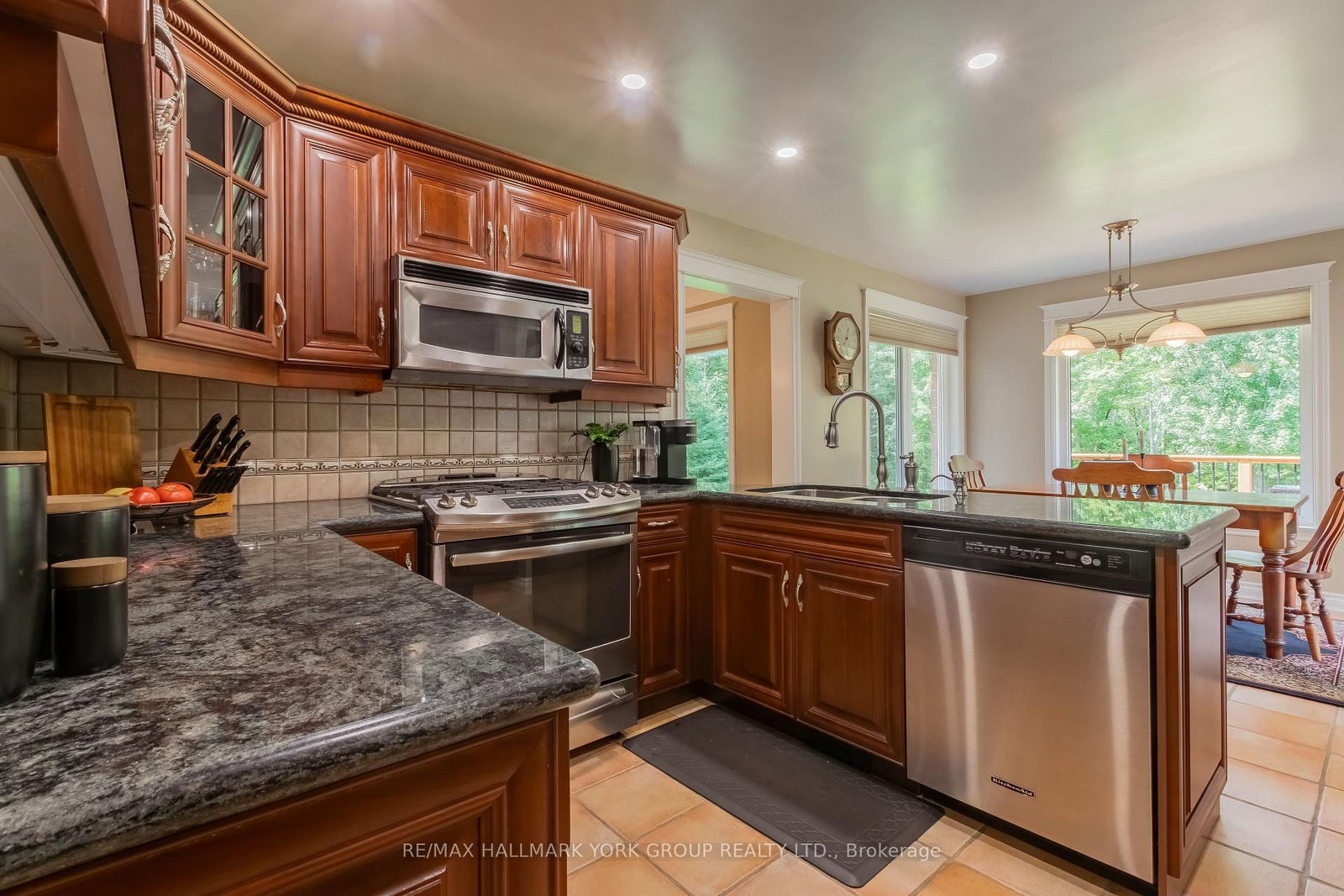 34 Amberglen Court • East Gwillimbury, ON photo 13