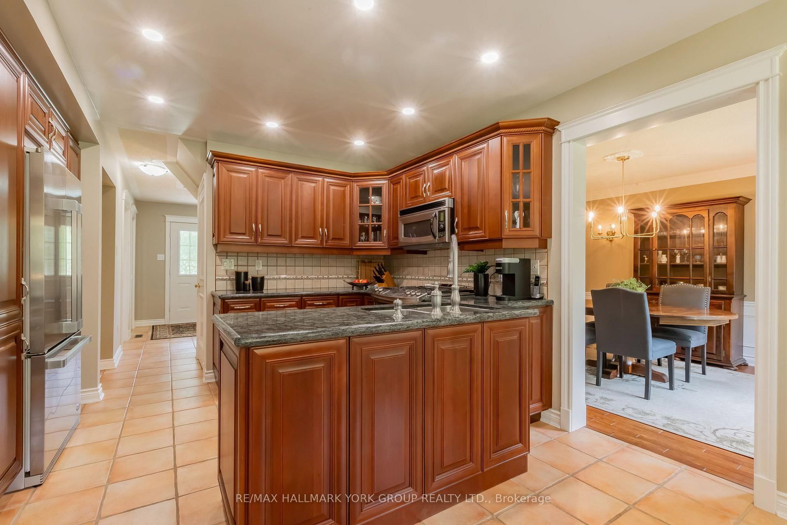 34 Amberglen Court • East Gwillimbury, ON photo 14