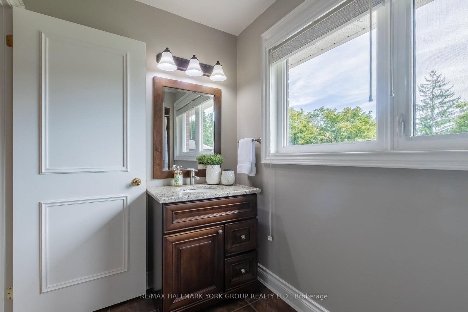 34 Amberglen Court • East Gwillimbury, ON photo 28