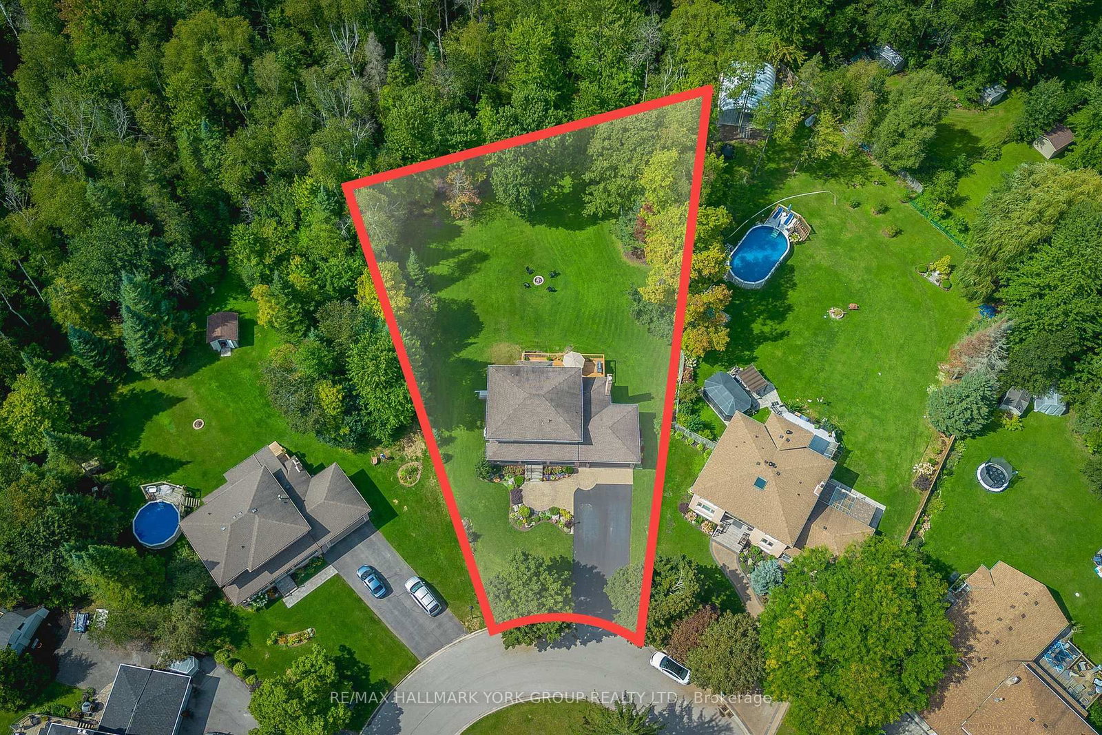 34 Amberglen Court • East Gwillimbury, ON photo 3