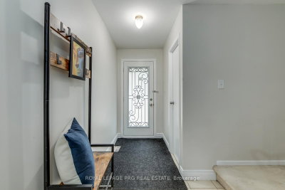 17 New Port Way • Markham, ON photo 3