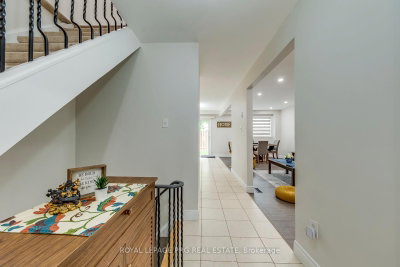 17 New Port Way • Markham, ON photo 5