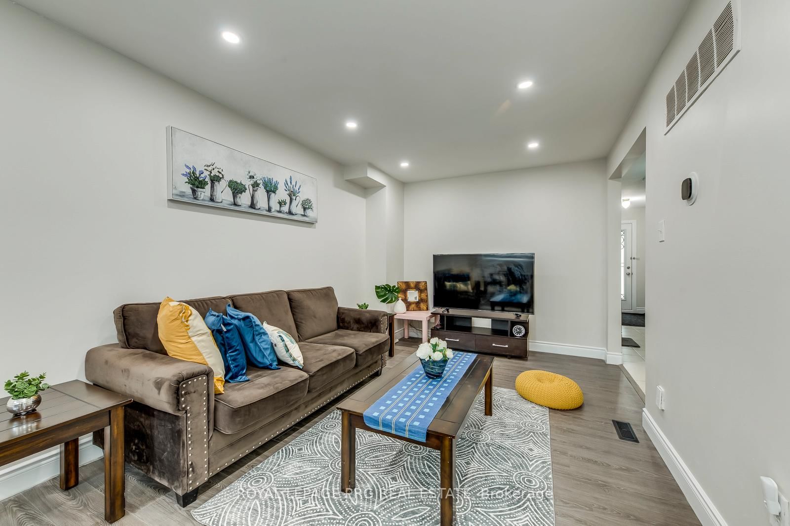 17 New Port Way • Markham, ON photo 8