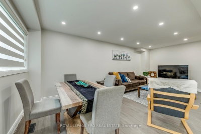 17 New Port Way • Markham, ON photo 9
