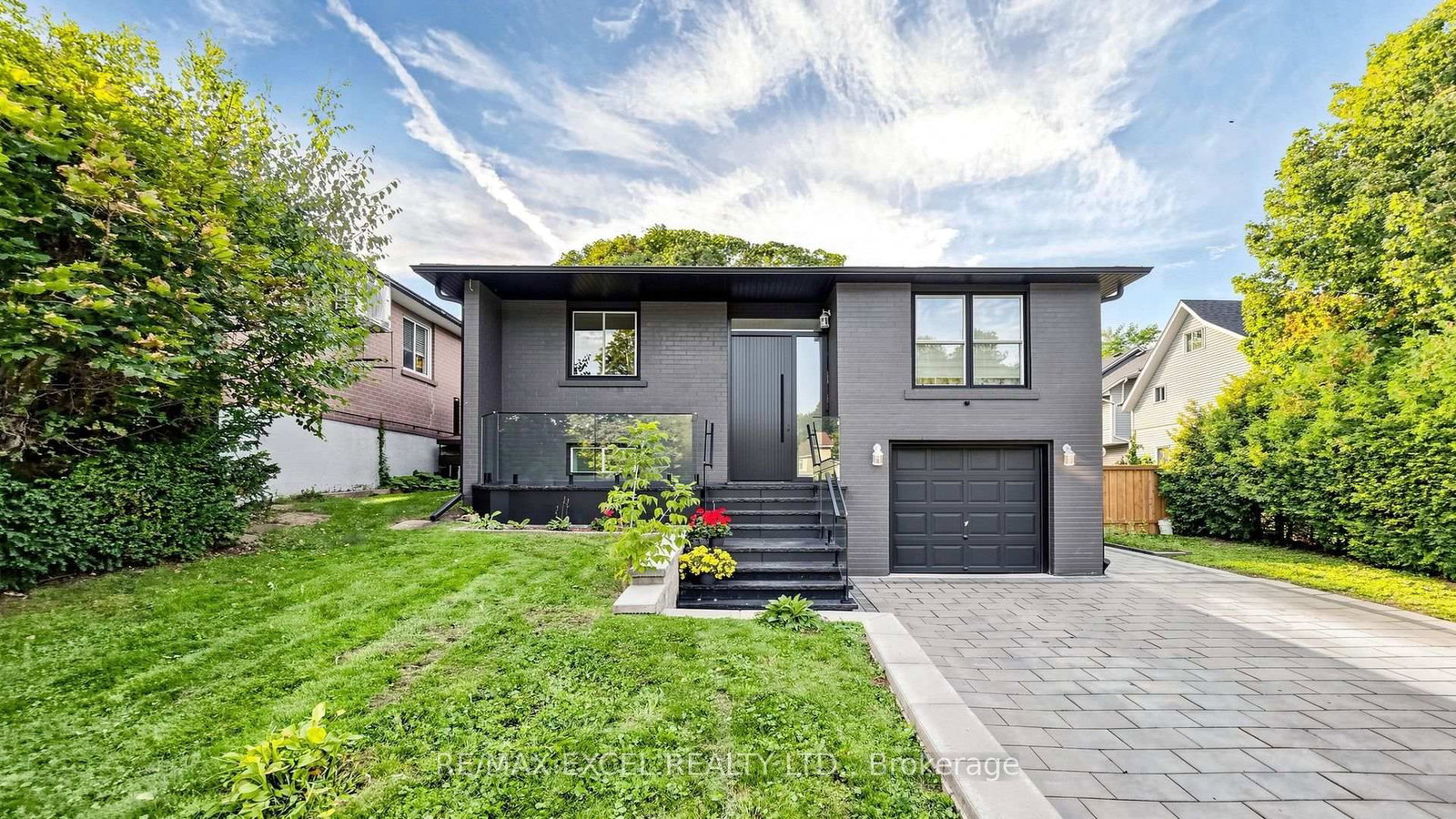 332 Dixon Boulevard • Newmarket, ON photo 2