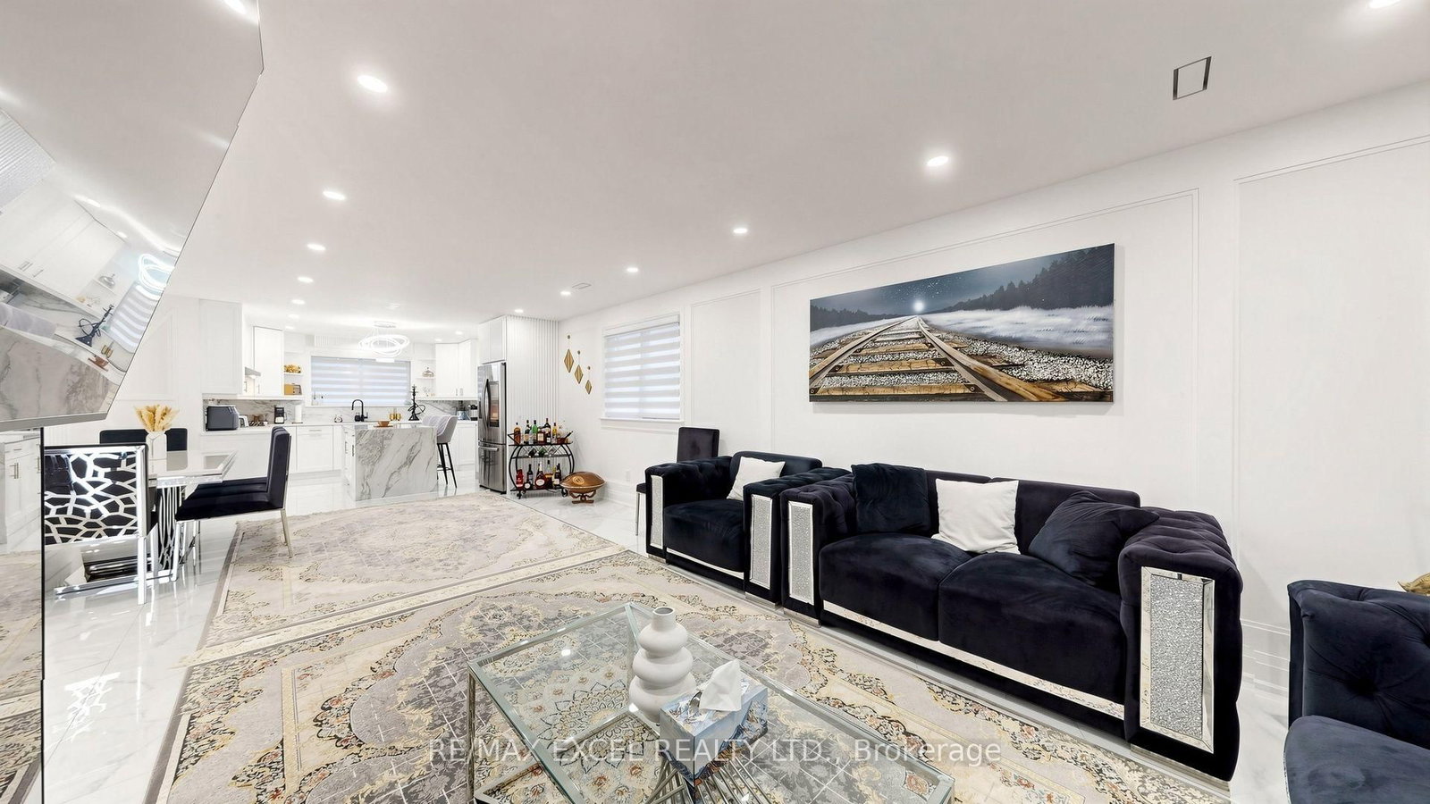332 Dixon Boulevard • Newmarket, ON photo 5