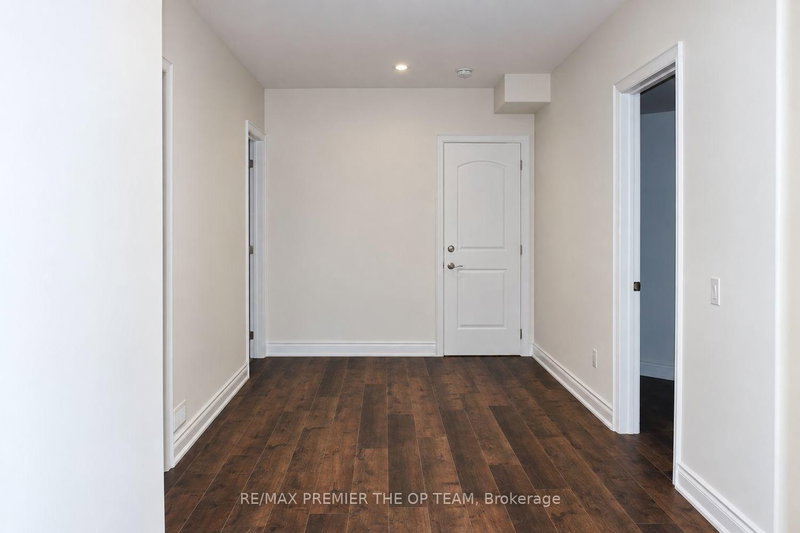 7 Dunrobin Cres photo 4