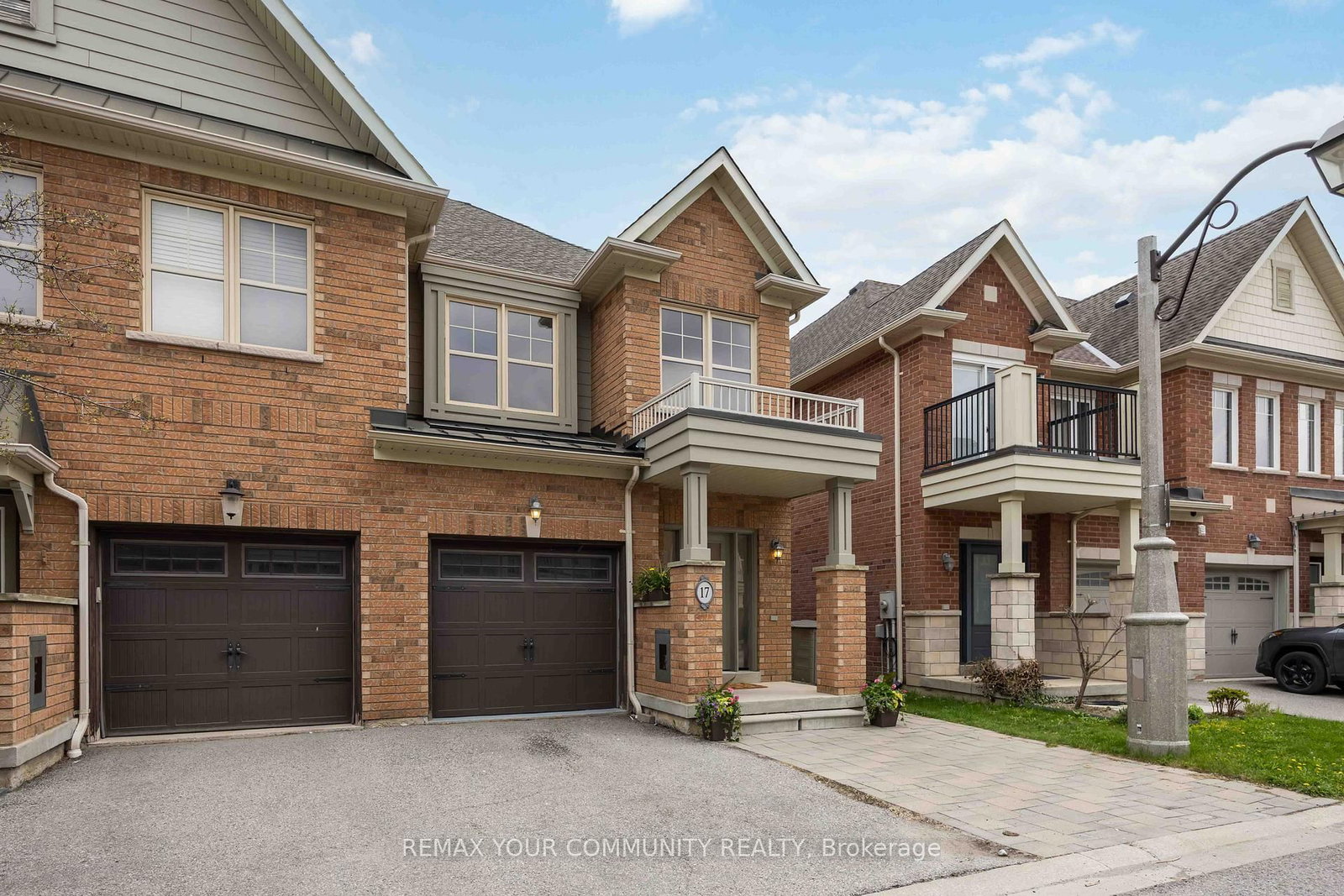17 Latitude Lane • Whitchurch-Stouffville, ON photo 2