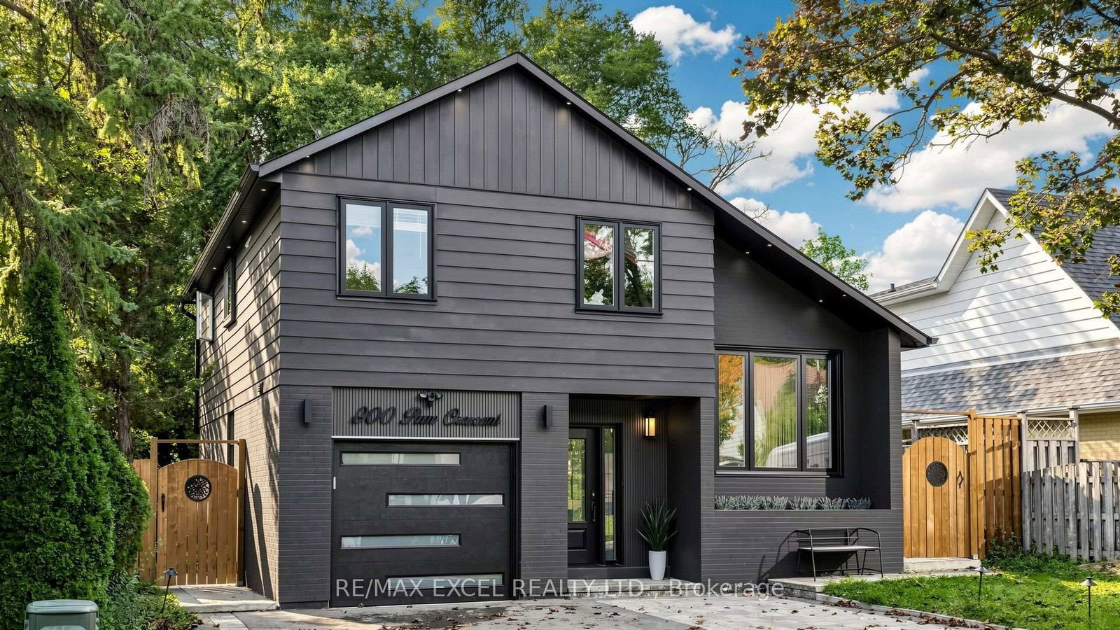 800 Pam Crescent • Newmarket, ON photo 1