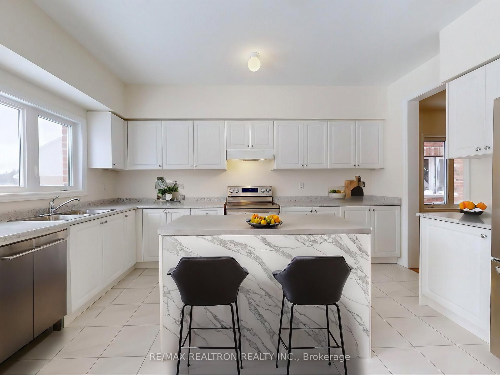 6 Grieve Avenue • Georgina, ON photo 5