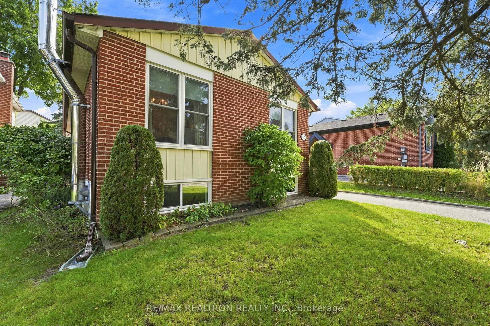 397 Sandford Street • Newmarket, ON photo 3
