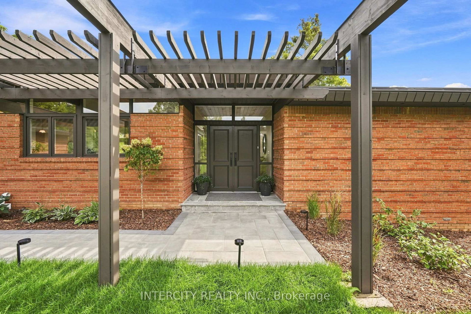 100 Ravendale Court • Vaughan, ON photo 3