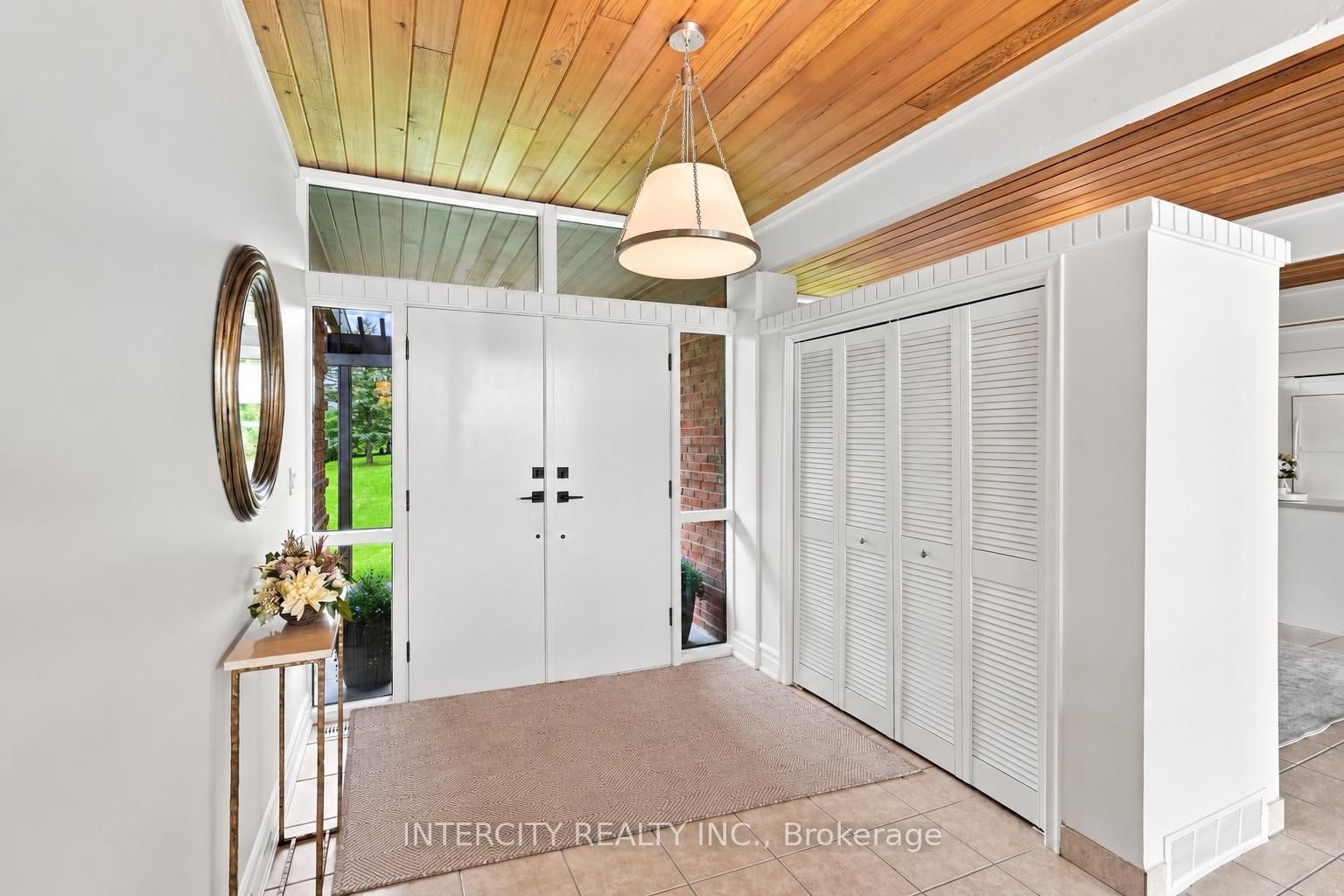 100 Ravendale Court • Vaughan, ON photo 4
