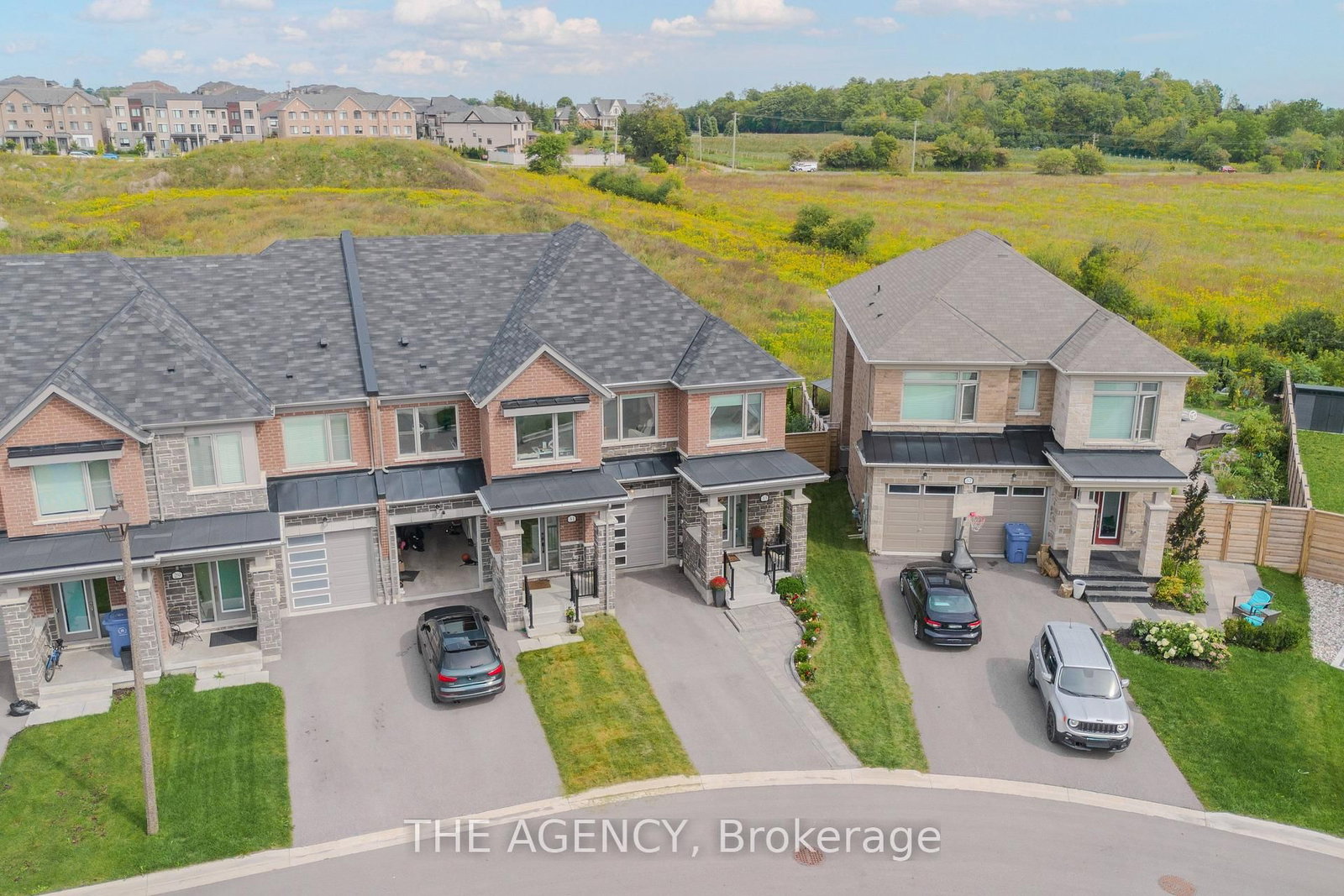 33 Flower Garden Trail • Whitchurch-Stouffville, ON photo 3