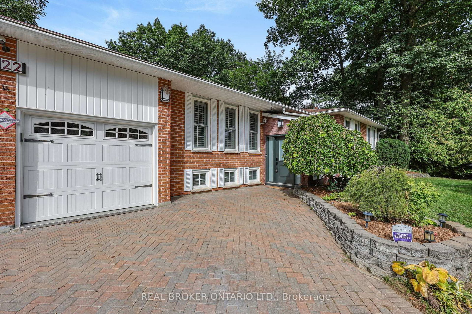 222 Park Avenue • East Gwillimbury, ON photo 2
