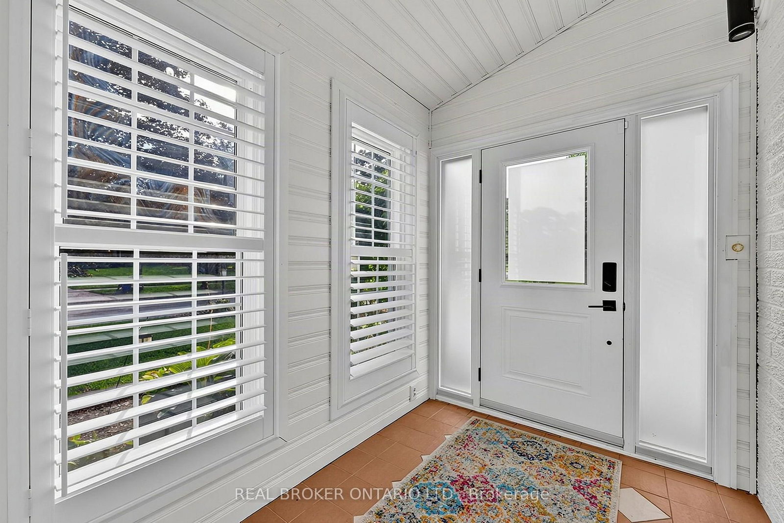 222 Park Avenue • East Gwillimbury, ON photo 3