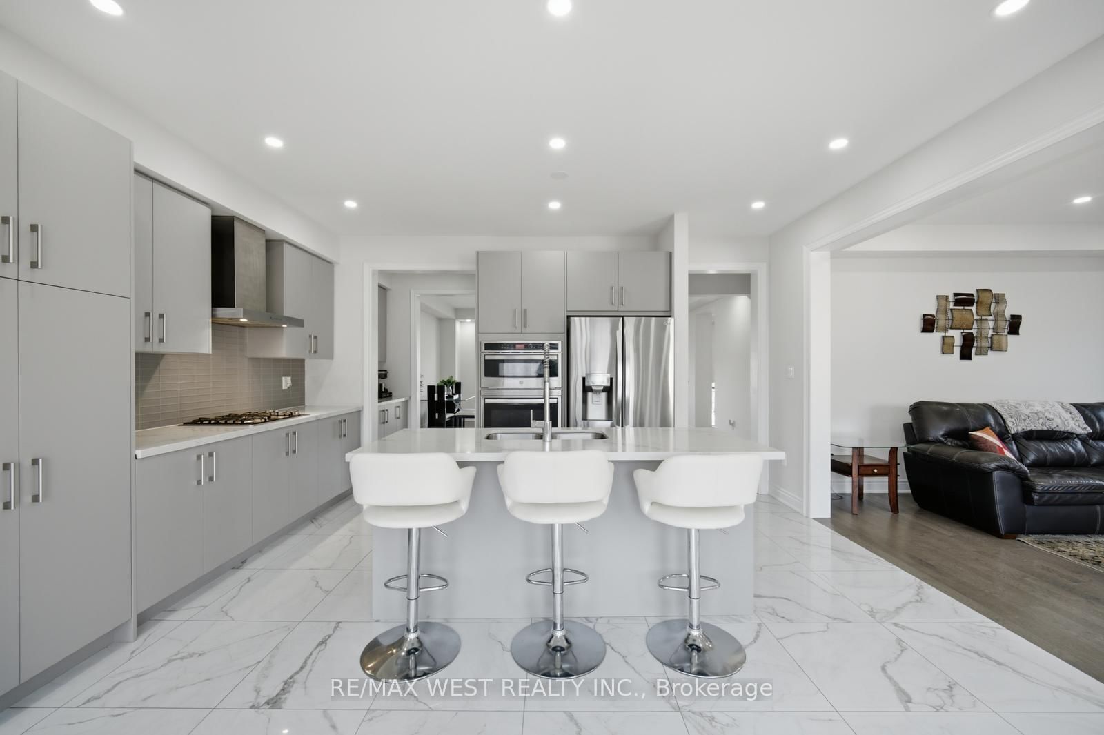 16 Great Railway Court • Vaughan, ON photo 2