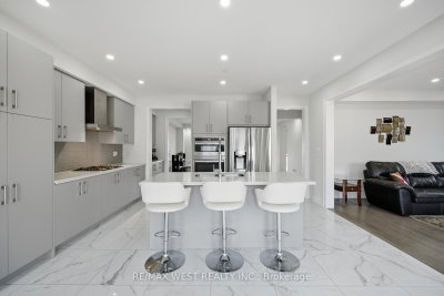 16 Great Railway Court • Vaughan, ON photo 2
