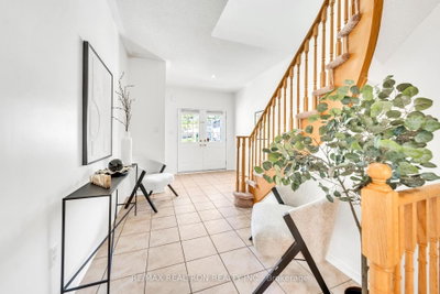19 Naughton Drive • Richmond Hill, ON photo 8