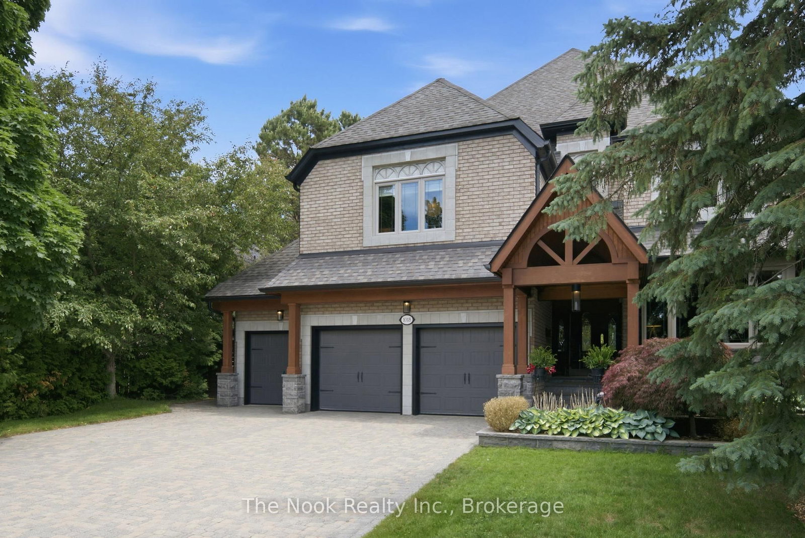 1018 Lockwood Circle • Newmarket, ON photo 3