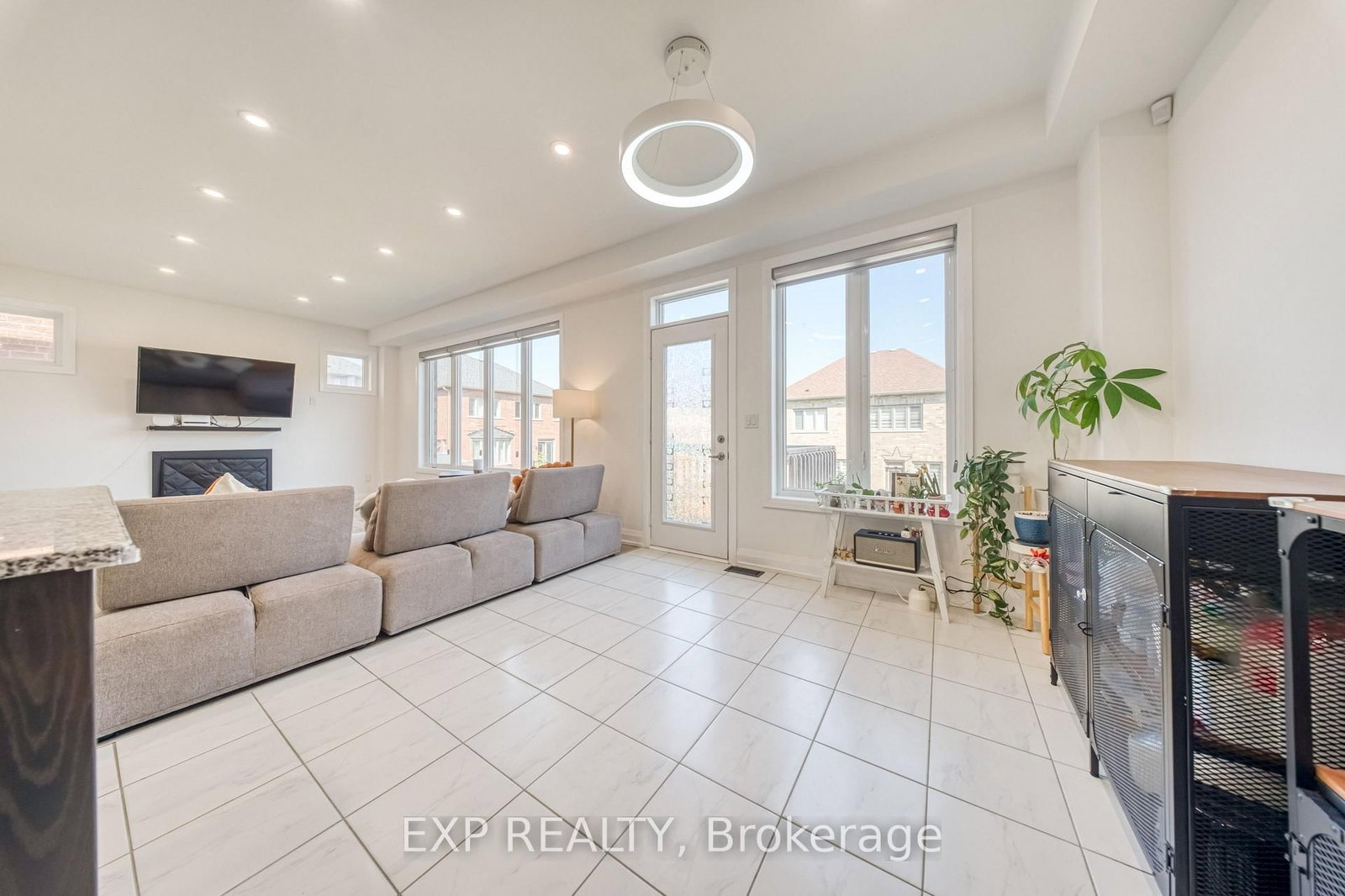 8 Prosperity Way • East Gwillimbury, ON photo 10