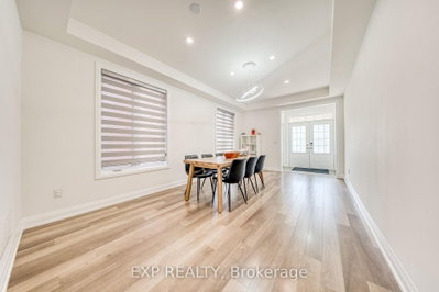 8 Prosperity Way • East Gwillimbury, ON photo 4