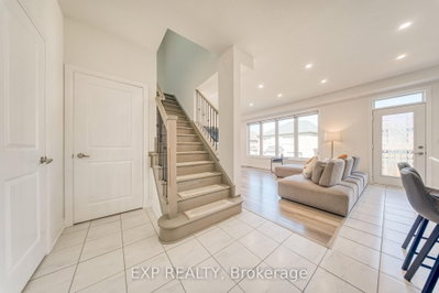 8 Prosperity Way • East Gwillimbury, ON photo 5