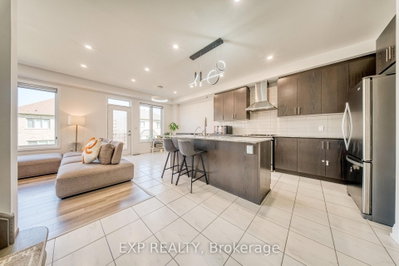 8 Prosperity Way • East Gwillimbury, ON photo 6