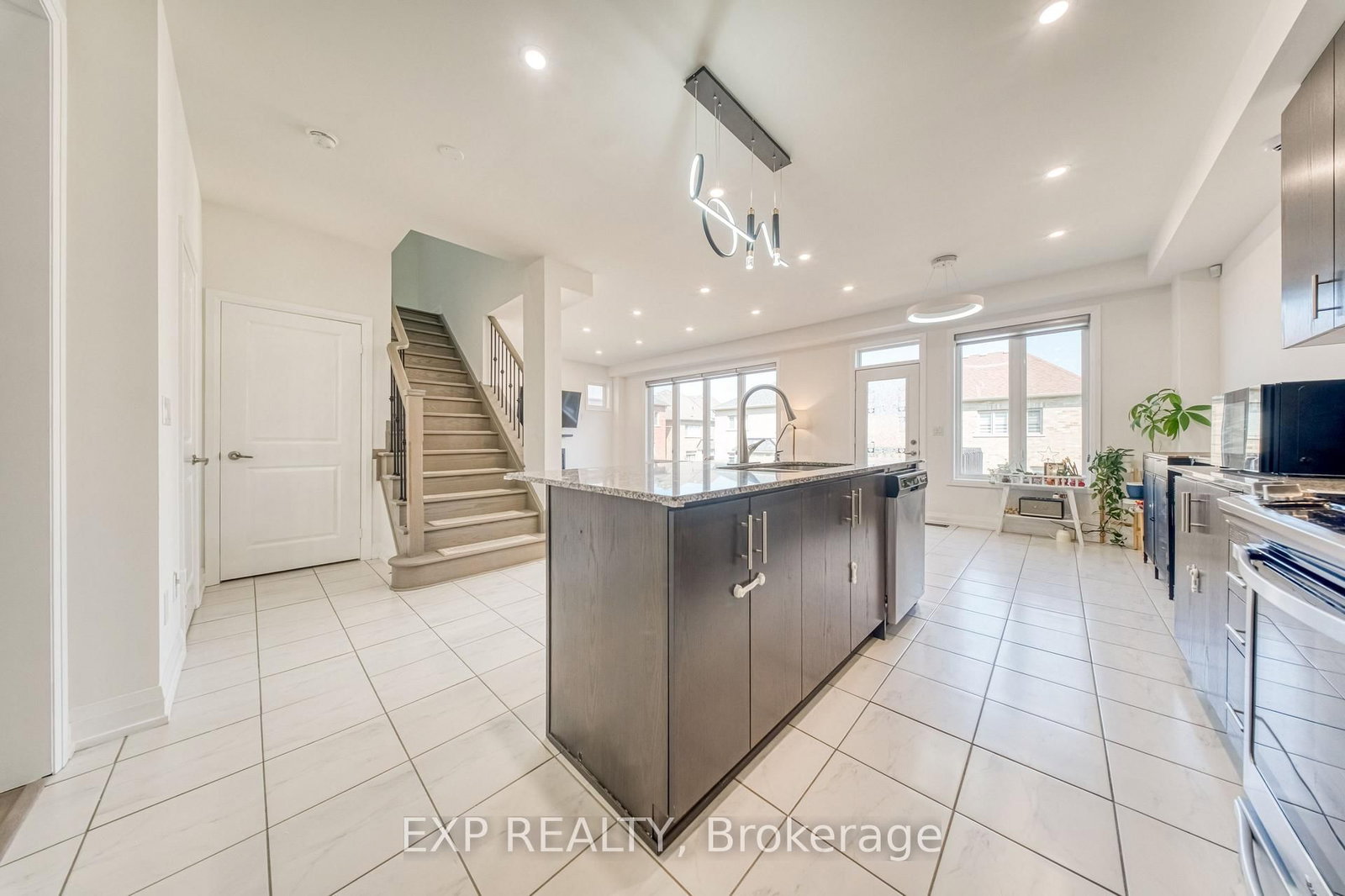 8 Prosperity Way • East Gwillimbury, ON photo 8