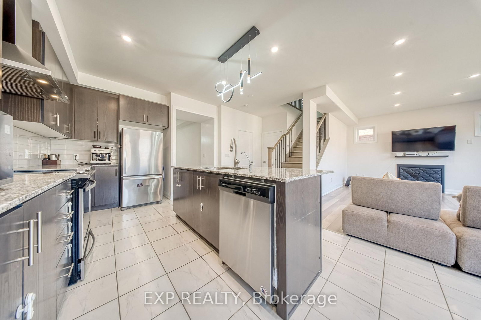 8 Prosperity Way • East Gwillimbury, ON photo 9