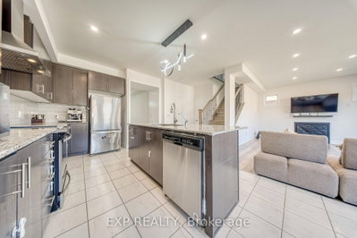 8 Prosperity Way • East Gwillimbury, ON photo 9